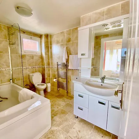 Spacious 4 Bedroom With 100m2 Private Pool And Unlimited Wifi *